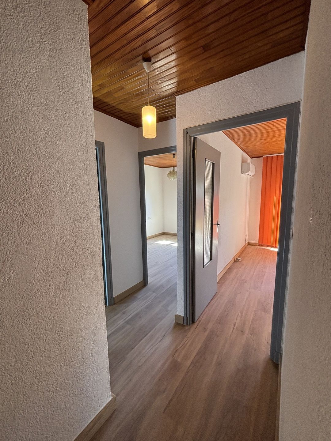 Après travaux à Saint-Cyprien : couloir aux portes et encadrements repeints en gris