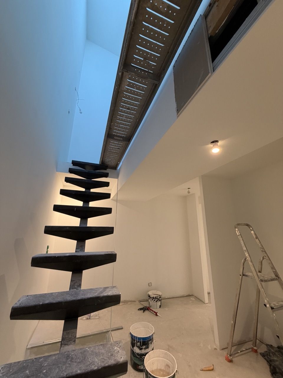 Après travaux à Toulouges : murs et plafonds peints en blanc autour de l’escalier suspendu
