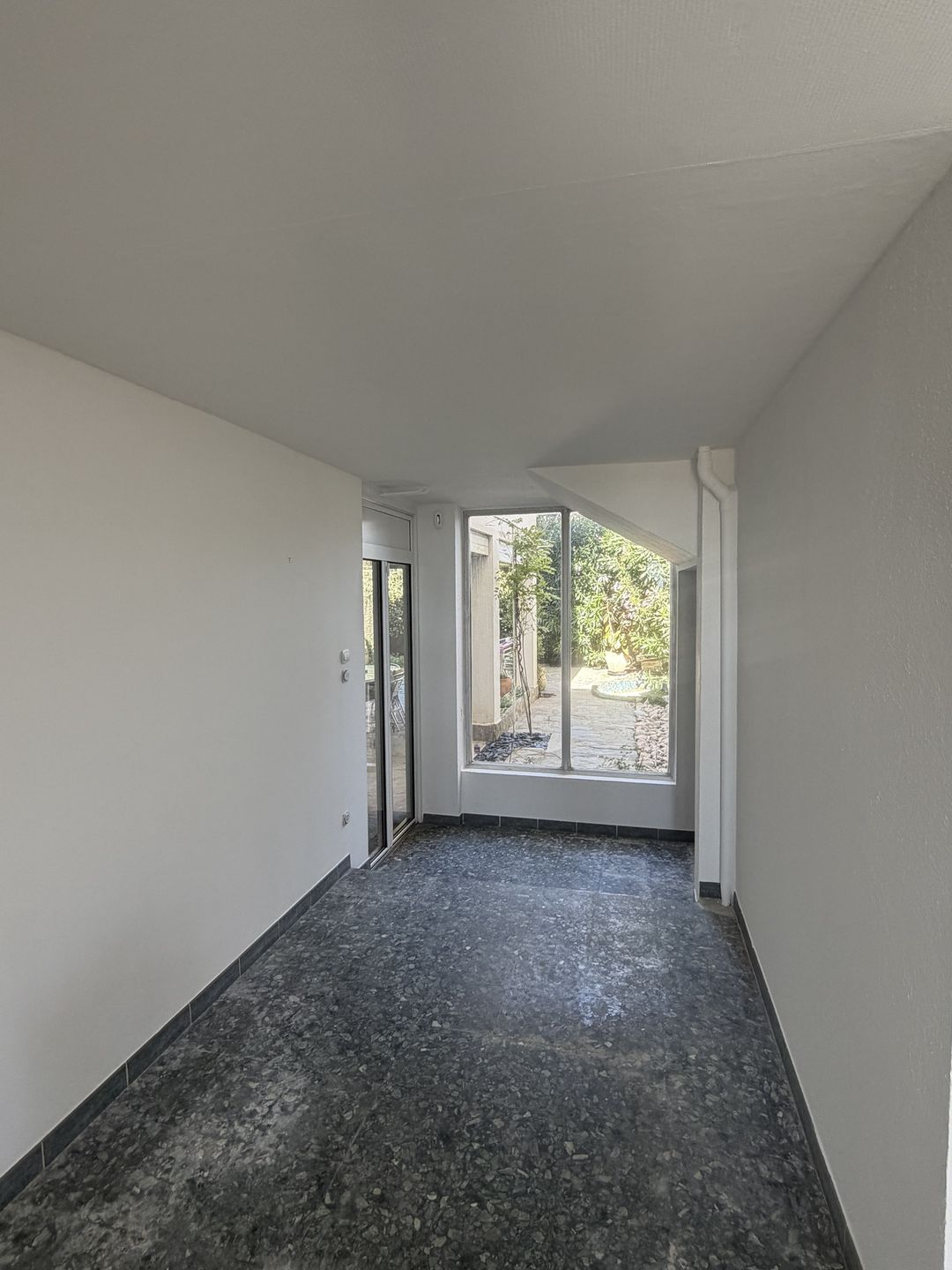Après travaux à Canet-en-Roussillon : pièce assainie, plafond et murs blancs impeccables