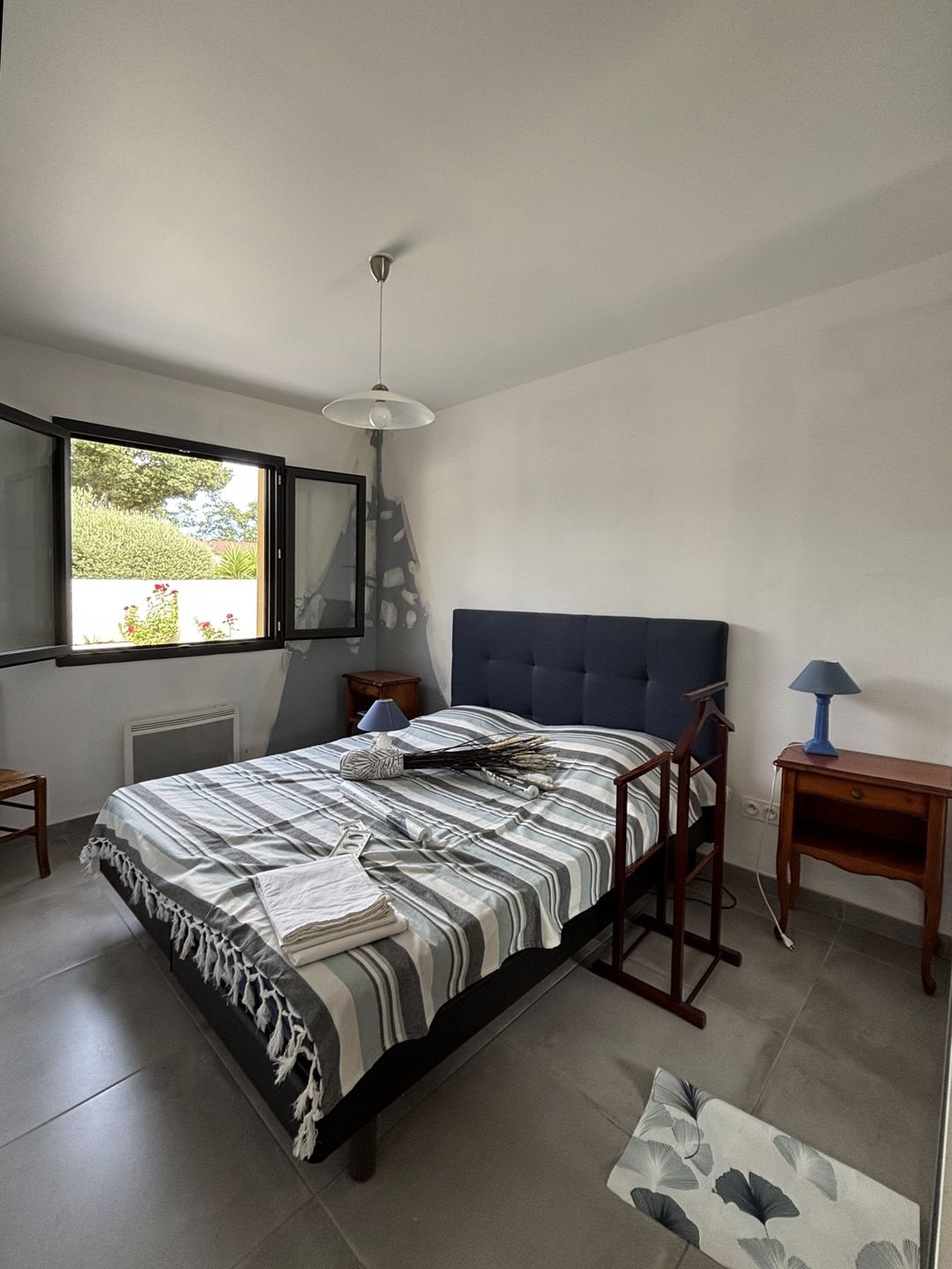 Avant travaux à Pia : chambre aux murs blancs, avant rénovation