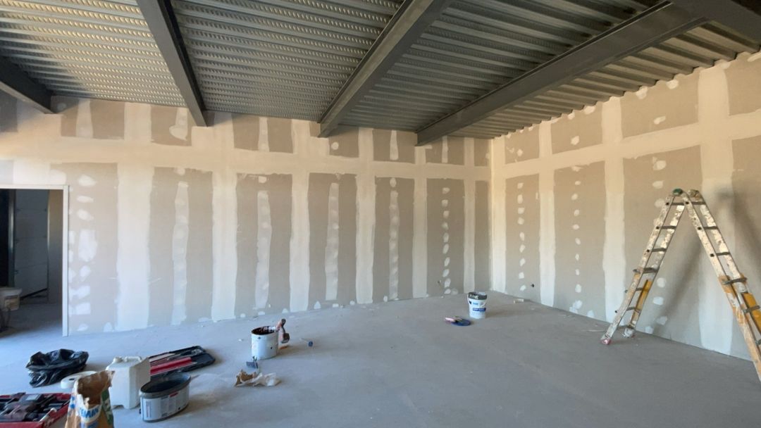 Cloisons en plaques de plâtre d’un local professionnel : joints bandés et vis enduites avant peinture