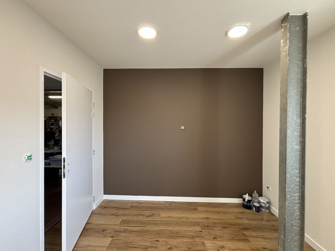 Bureau repeint à Saint-Estève : murs et plafond blancs, mur de fond brun, sol en parquet